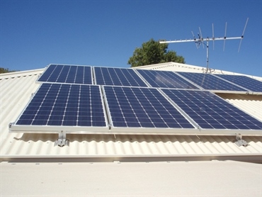 V prvem polletju na omrežje priklopljenih 1800 sončnih elektrarn
