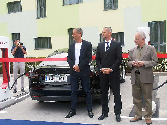 Odprtje šestih hitrih polnilnic Tesle Motors v Ljubljani