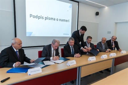 UL FE in Letrika Lab z roko v roki