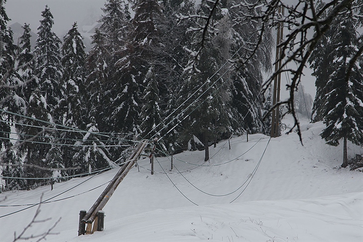 Sneg in veter povzročala težave pri oskrbi z elektriko