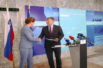 Ministrica Alenka Bratušek prevzela posle na MzI