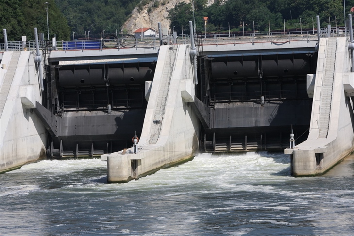 Aprila iz lastnih virov za desetino manj elektrike