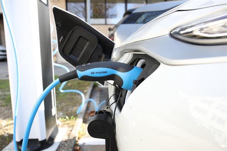 Delež električnih in hibridnih vozil lani v EU občutno zrasel