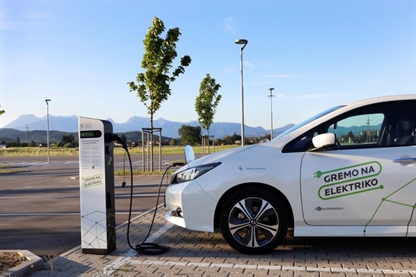 Z julijem cenejše polnjenje v mreži Gremo na elektriko