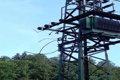 Odpravljanje okvar na omrežju: ponekod še vedno brez oskrbe z električno energijo