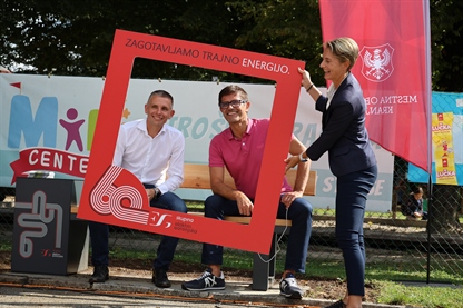 Elektro Gorenjska občini Kranj podarila Eko pametne klopi
