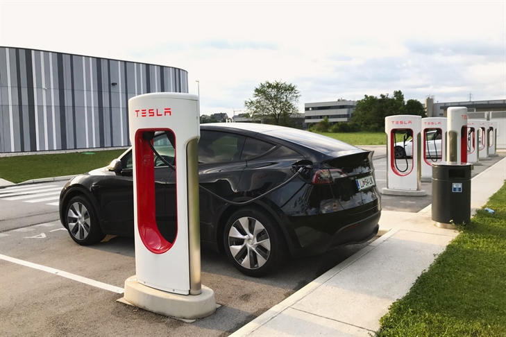 Zanimanje za električna vozila manjše, za hibridna večje
