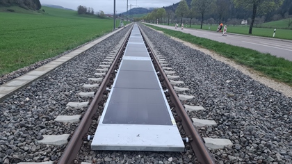 Sončna elektrarna med železniškimi tiri