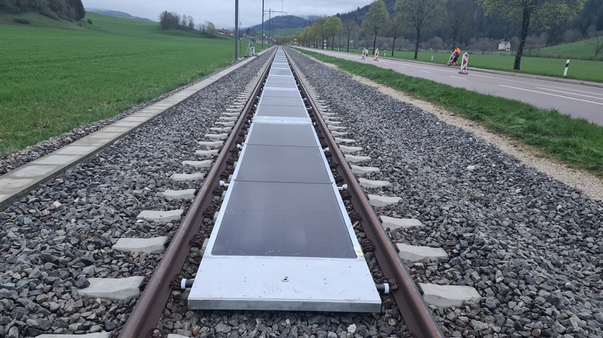 Sončna elektrarna med železniškimi tiri